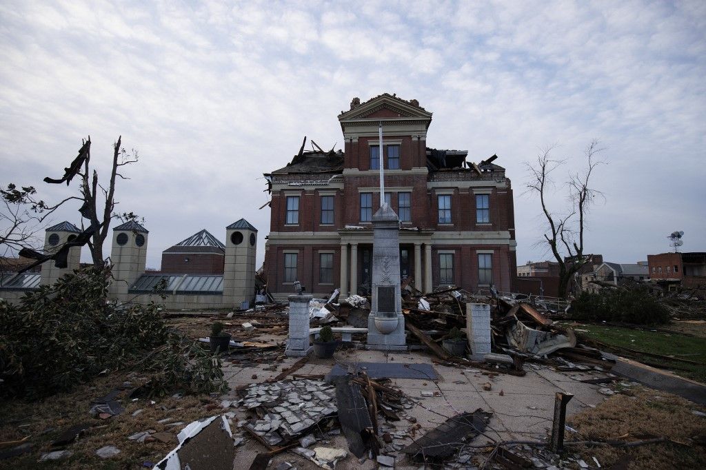 FOTOS: destrucción total y casi 80 muertos tras el paso de 19 tornados en Estados Unidos