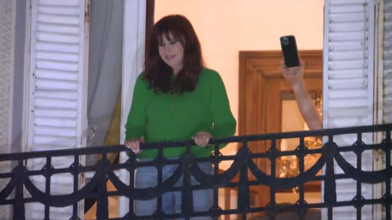La Justicia autorizó a Cristina Kirchner a salir al balcón de su casa: ya le colocaron la tobillera electrónica