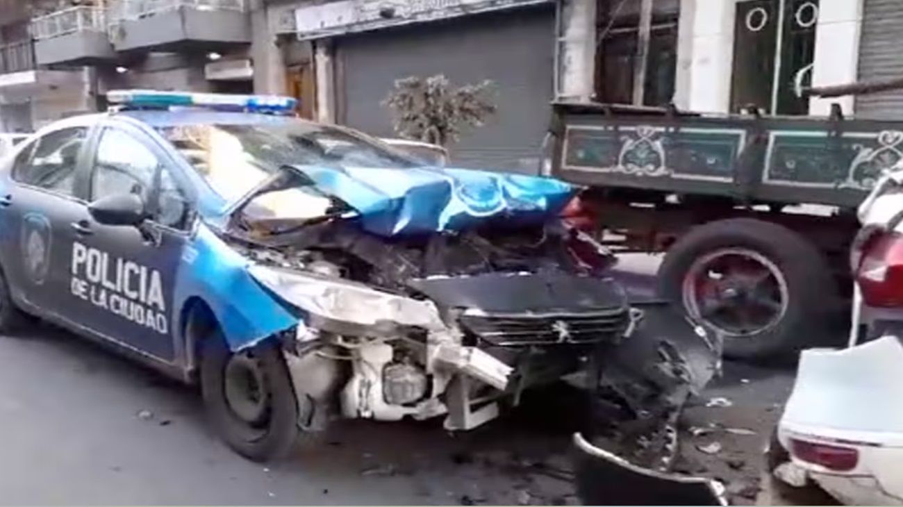Un patrullero perdió el control y produjo un insólito accidente en Caballito