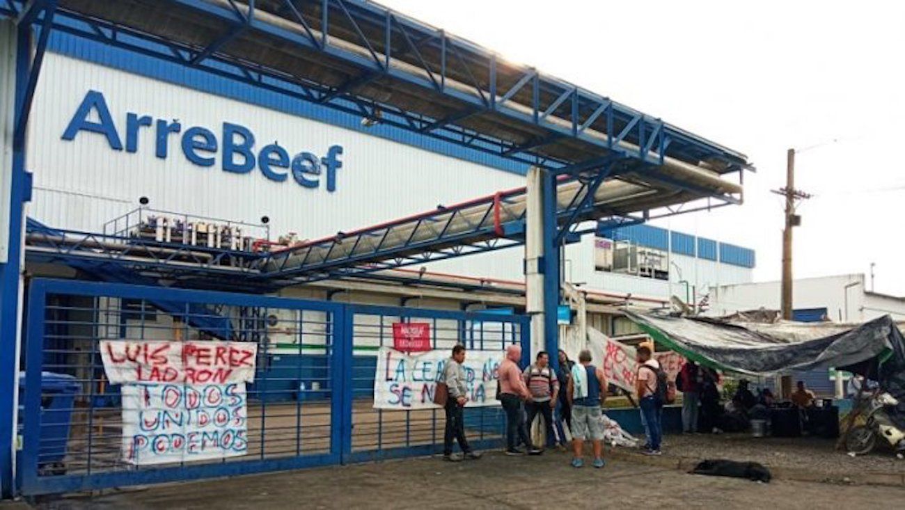 Crece el conflicto en el Frigorífico ArreBeef y un empresario K podría comprarlo