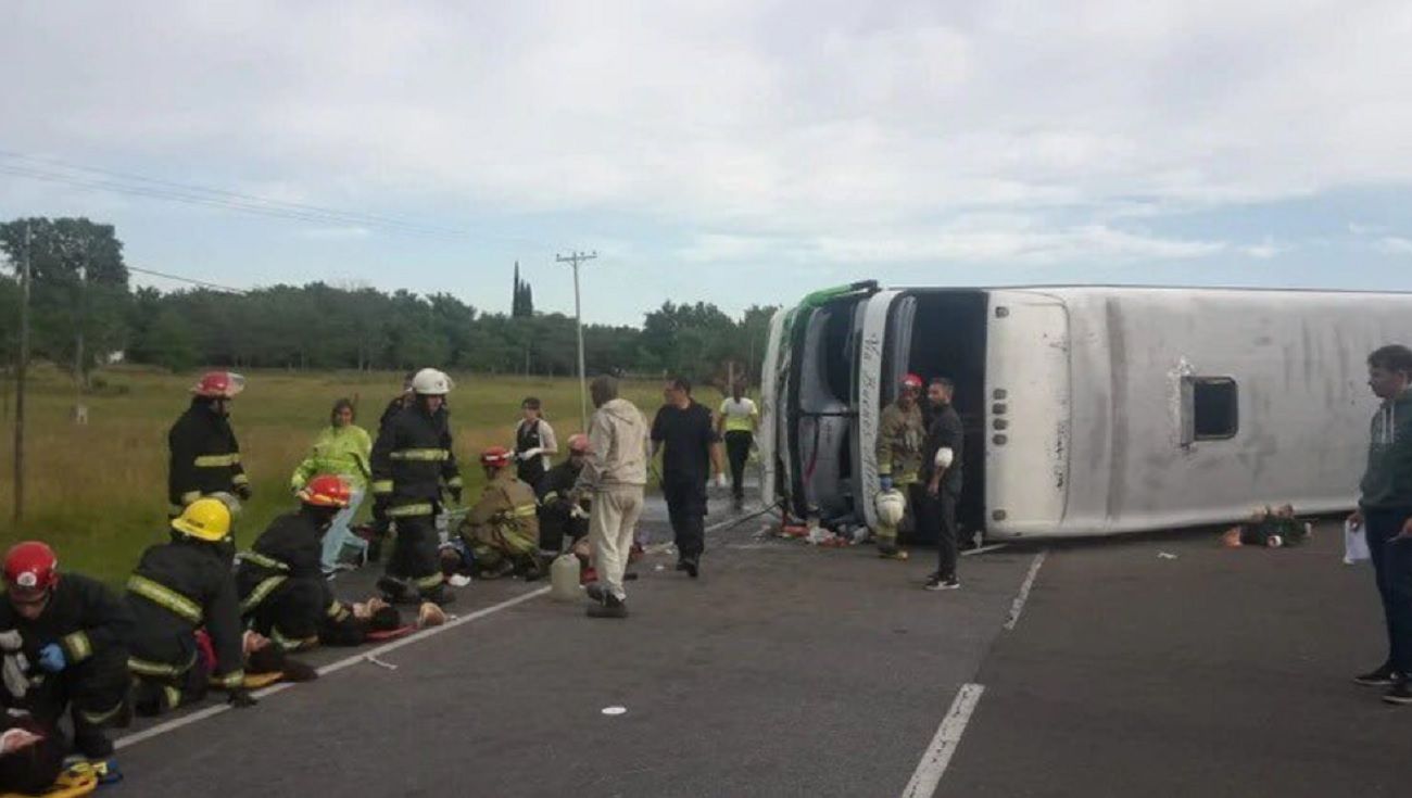 Volcó un micro que transportaba chicos en la ruta 2: murieron dos nenas y hay heridos
