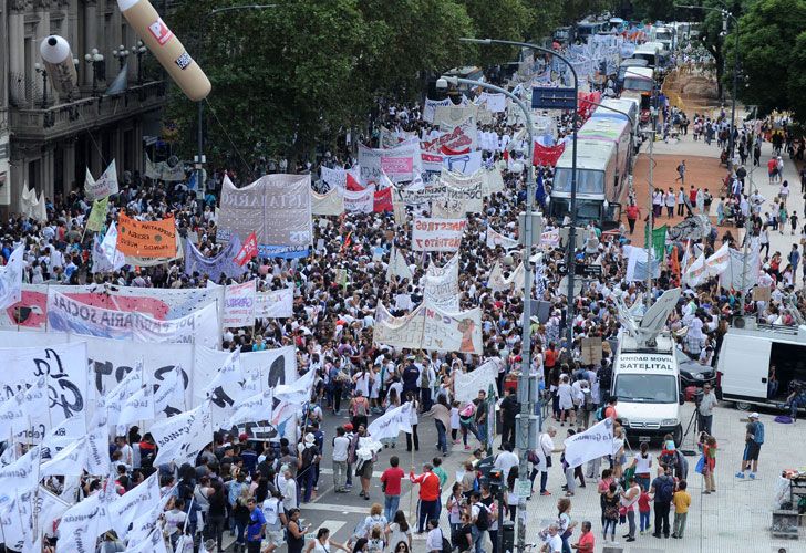 Docentes piden "paritaria nacional" y acusan al Gobierno de ir por la escuela pública