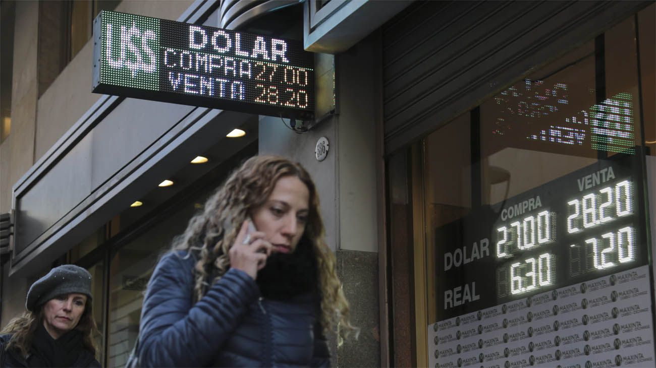 El dólar sigue en baja y cerró por debajo de los 28 pesos