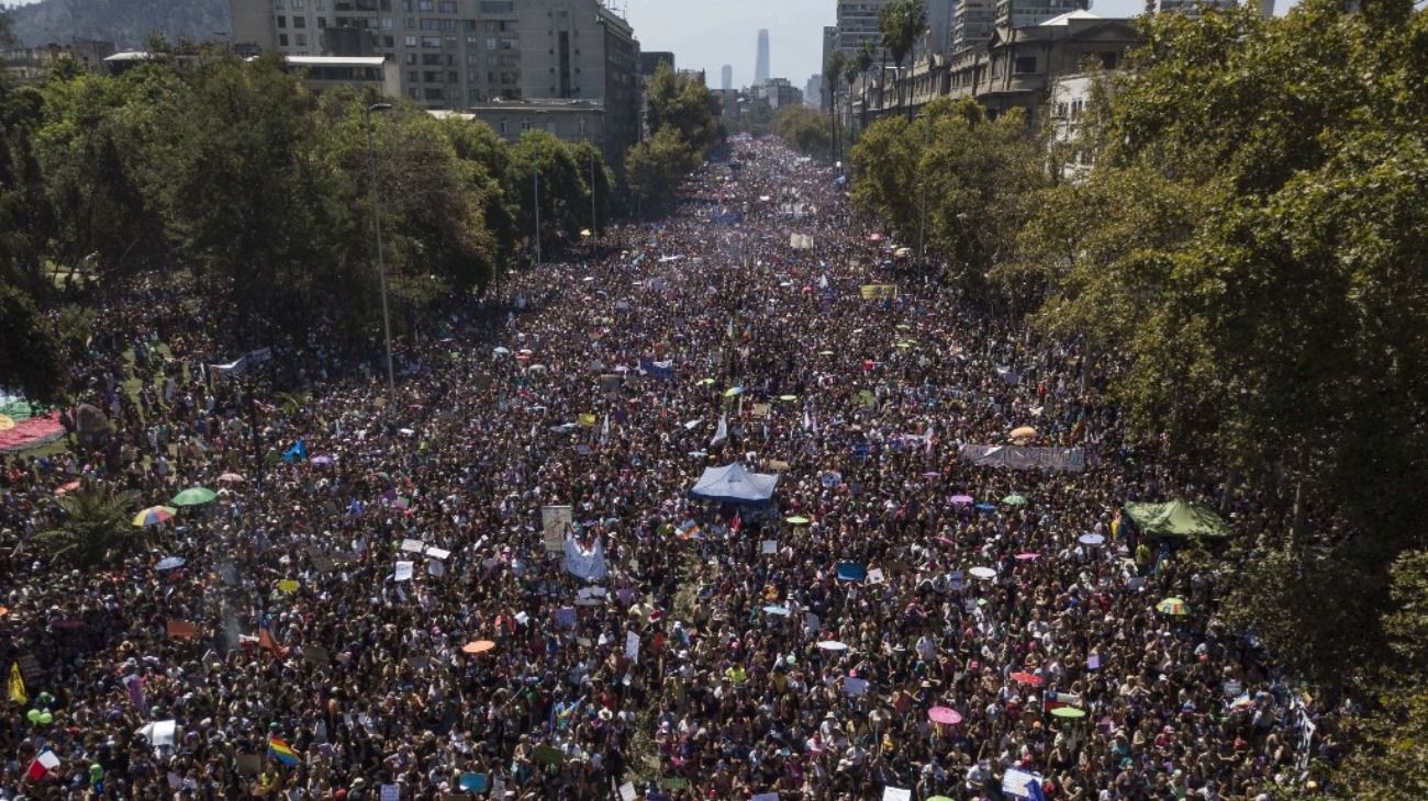 8M en Chile: marcha multitudinaria y represión de carabineros en Santiago
