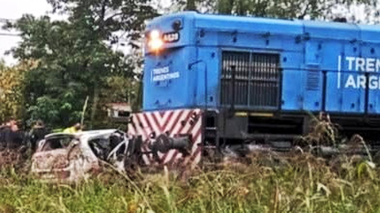 Una formación del ferrocarril Sarmiento chocó a un vehículo: murieron 4 personas