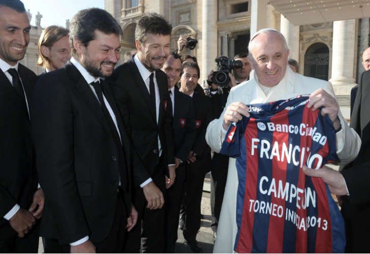 El papa Francisco levantó la copa de San Lorenzo, el club de sus amores