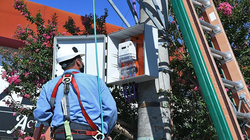 Lavar la ropa de noche: Cómo avanza el plan de EPEC para instalar medidores inteligentes y aplicar una tarifa por banda horaria