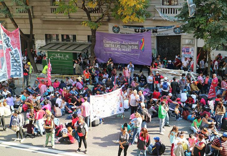 Corte y acampe en el Centro porteño en reclamo contra los femicidios