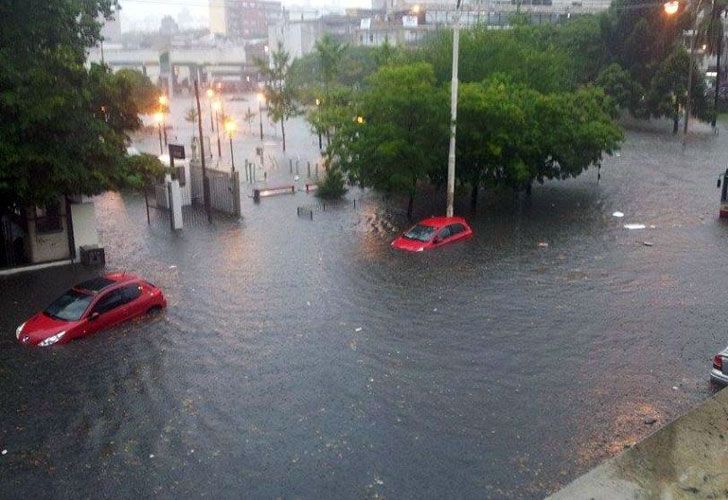 Temporal en Montevideo deja decenas de autos a la deriva