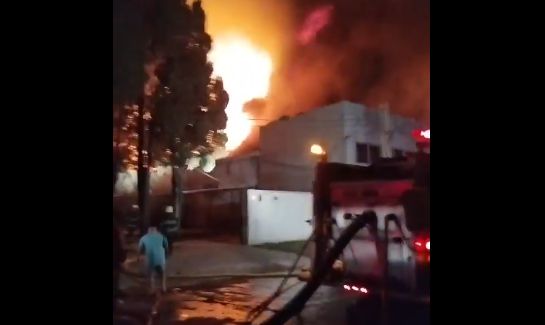 Tremendo incendio destruyó una fábrica y sembró tensión entre vecinos de Luis Guillón