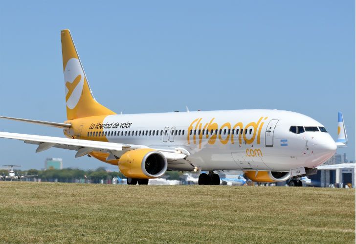 Un avión de Flybondi no resistió el equipaje y lo mandaron en camión