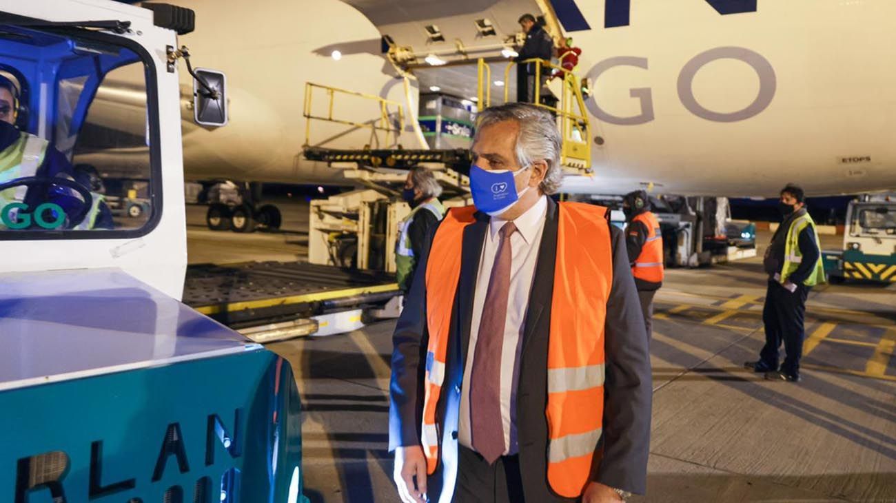 Con Alberto Fernández en Ezeiza, Argentina completó las 20 millones de dosis