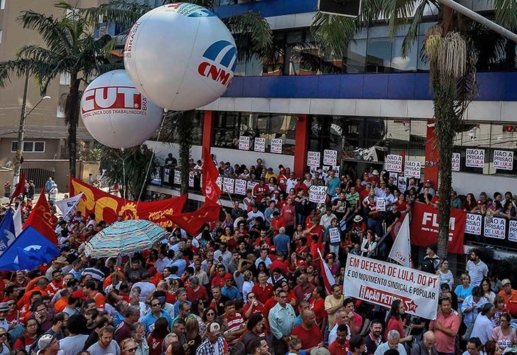 Fotos | Entre marchas y amparos frustrados, Brasil espera la detención de Lula