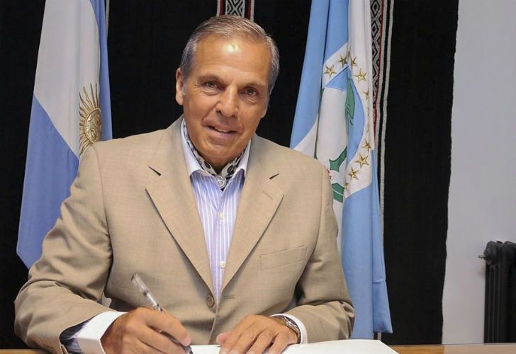 Sapag: "Niego que haya intentado abrir una cuenta bancaria fuera de mi país"