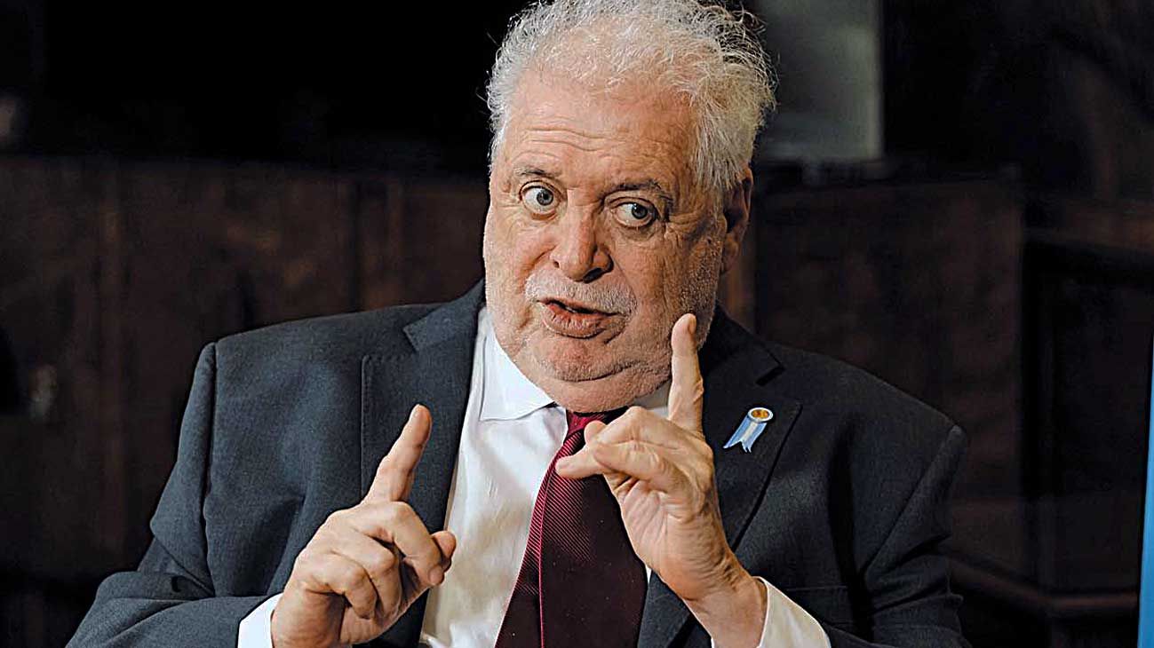 Ginés González García está internado en el Otamendi por una "parestesia"