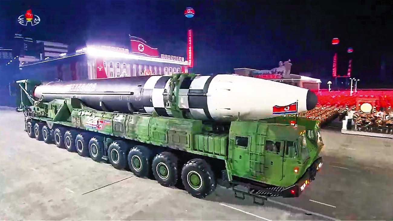 Kim presentó en Pyongyang el misil mas grande del mundo