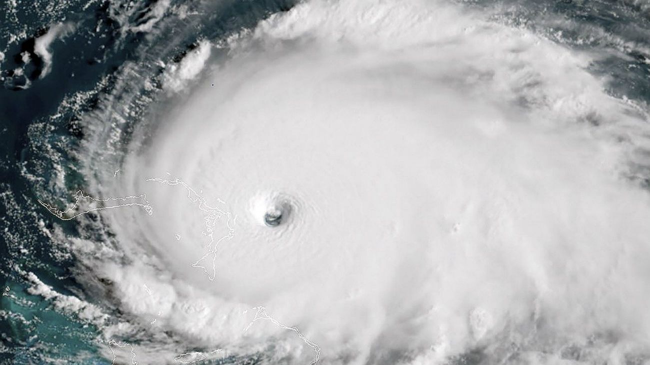 El huracán Dorian golpea con furia las Bahamas y llega a Florida