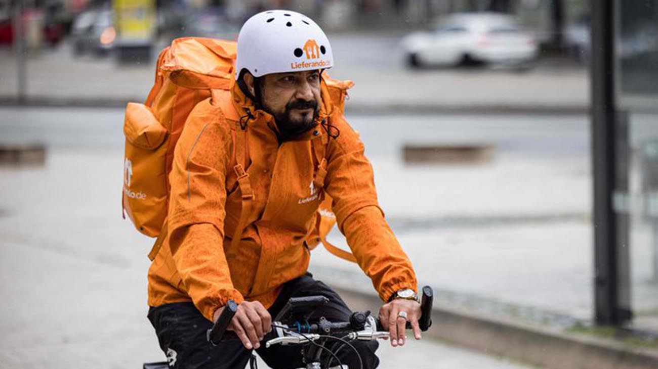 Alemania | Un ex ministro de Afganistán reparte pizzas en bicicleta