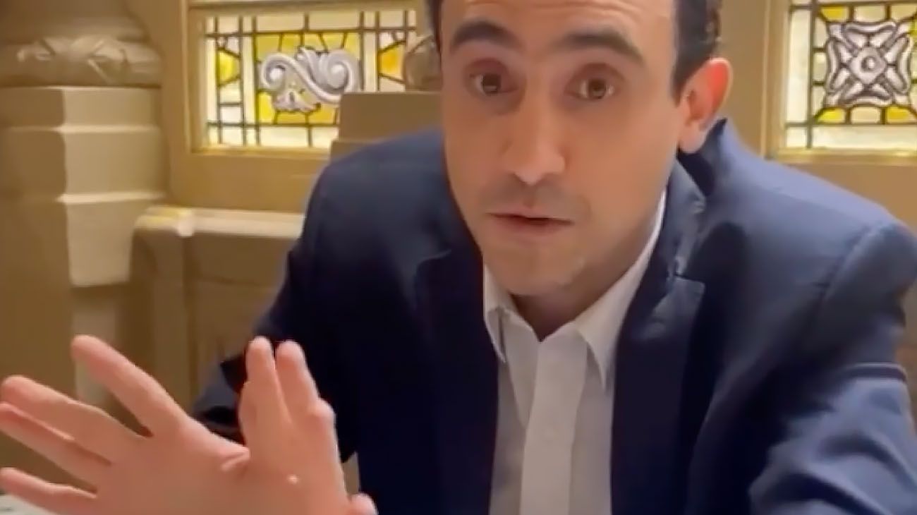 Como aún no le asignaron despacho, un senador se instaló en un pasillo del Congreso