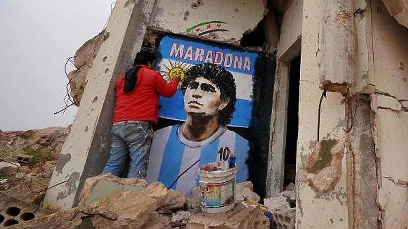 Un muralista sirio adoptó la figura de Diego Maradona como símbolo de resistencia