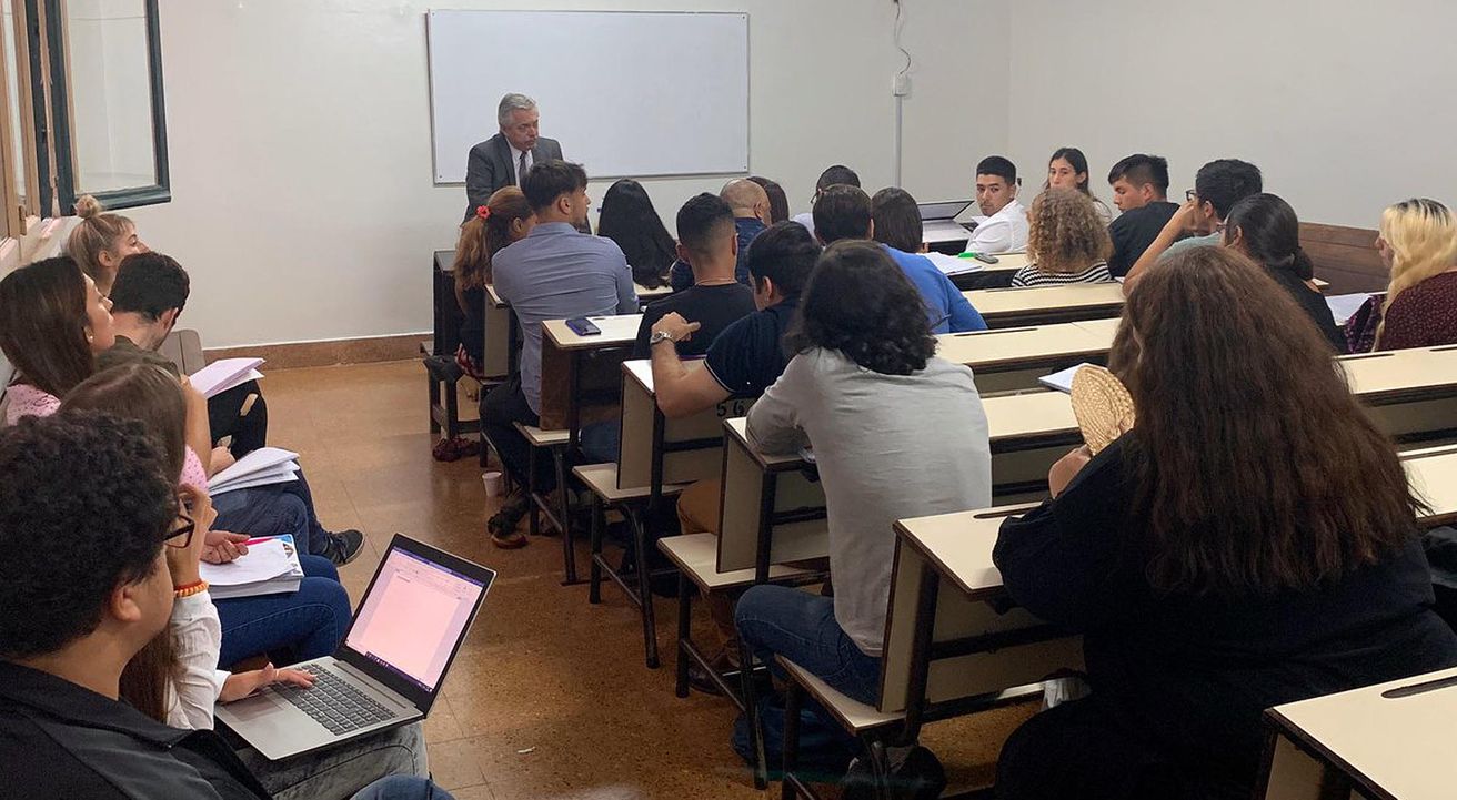 Alberto Fernández fue a dar clases mientras evalúan nuevas medidas por el coronavirus