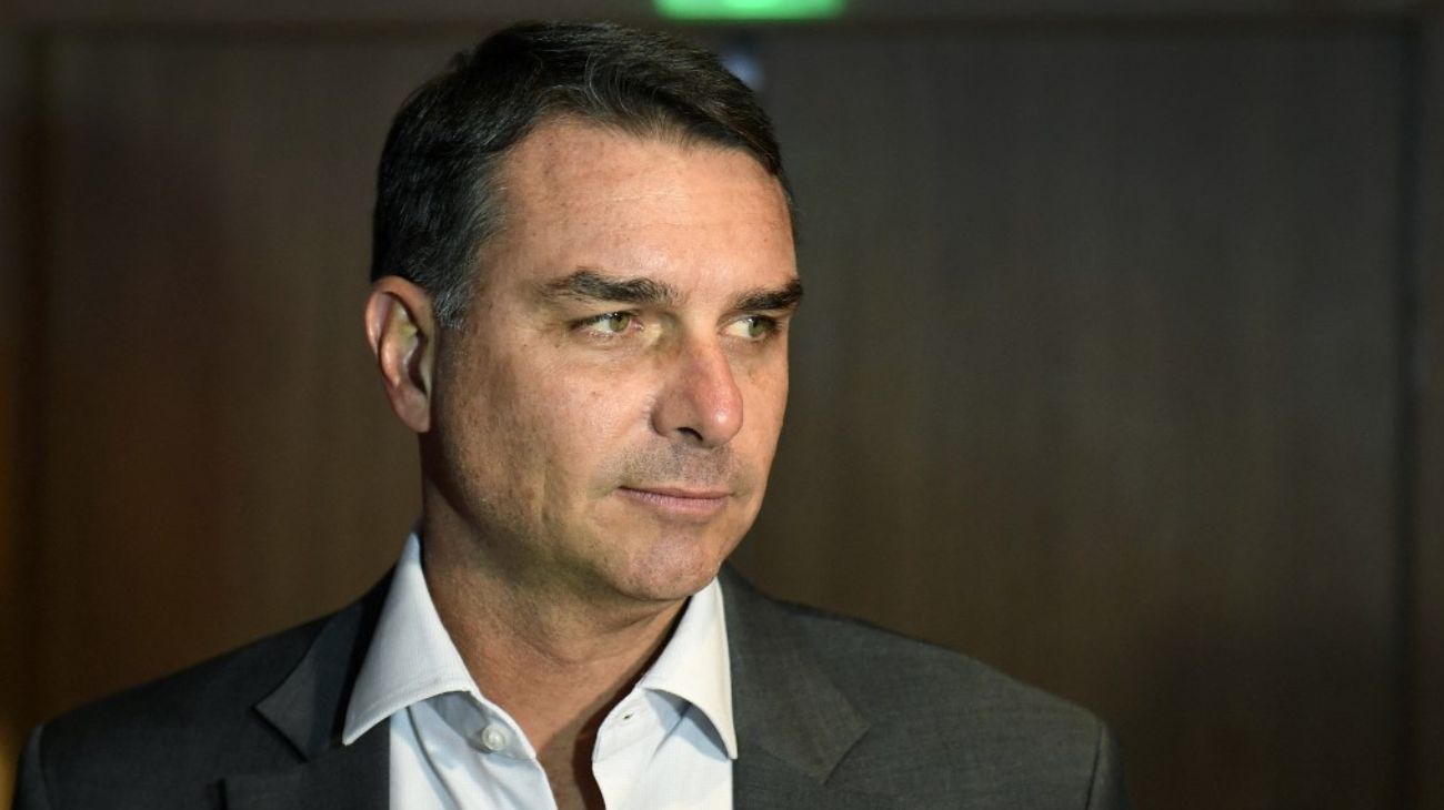 En RDC se confirmó que Flávio Bolsonaro abandonó Brasil más allá de su investigación judicial vigente