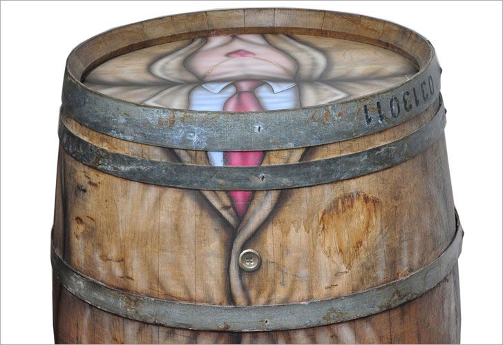 Exponen barricas de bodegas pintadas por artistas plásticos
