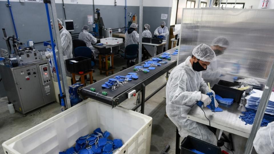 Empresas dedicadas a producir barbijos se debaten entre la reconversión y el cierre