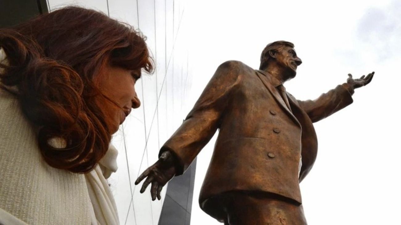 Sacaron del CCK una estatua de Néstor Kirchner: "Se la llevó Cristina"