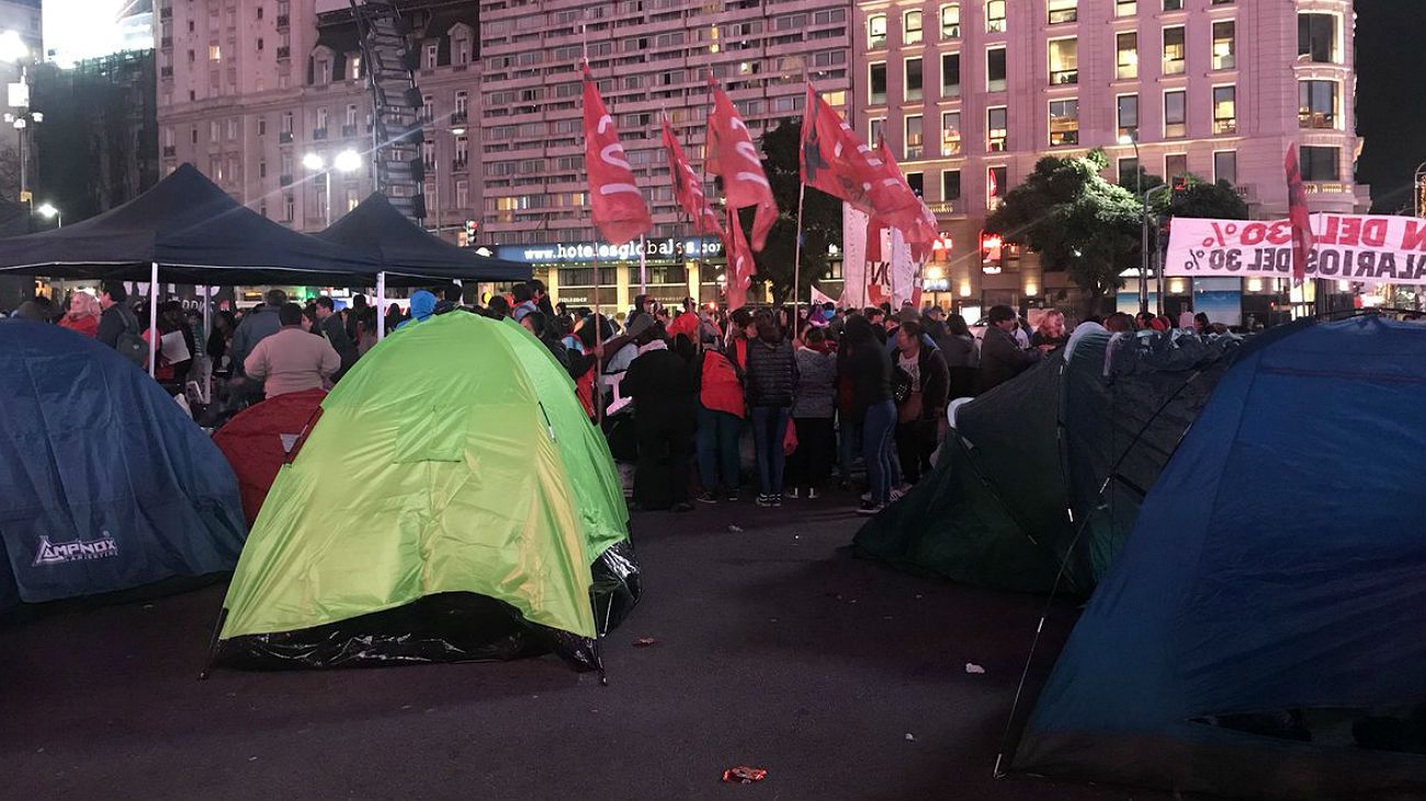 Noche de acampe en el Obelisco y otra marcha por la tarde a Plaza de Mayo