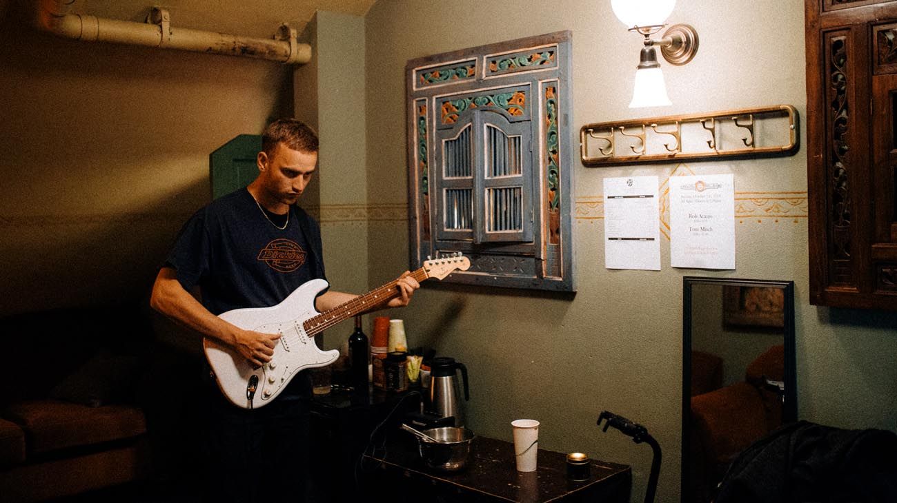 Por la demanda de los fans, show el show de Tom Misch cambia de lugar
