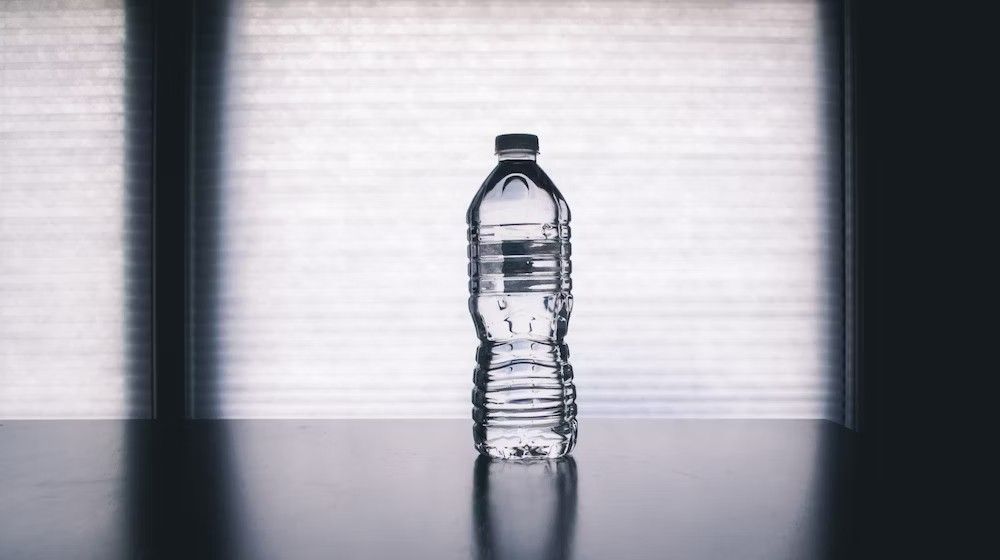 Investigación de la Universidad de Columbia: “Las botellas de agua contienen cientos de miles de microplásticos por litro”