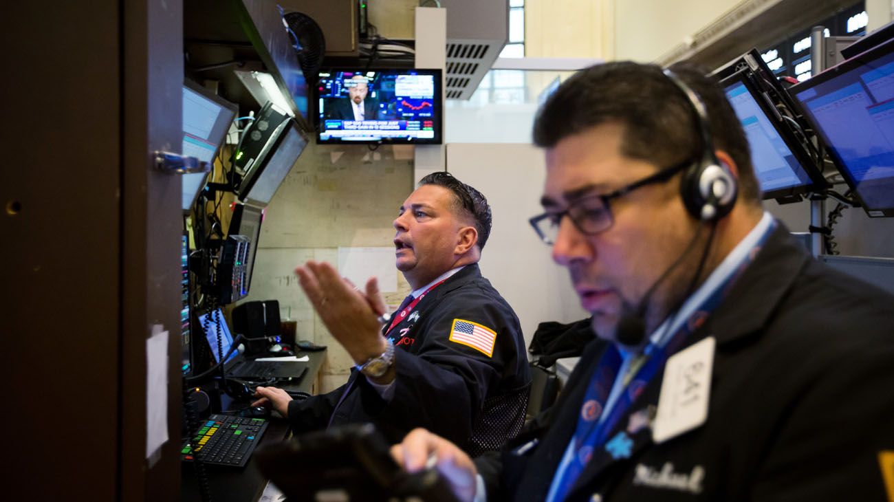 Acciones de EEUU caen y dólar avanza; tecnológicas destacan