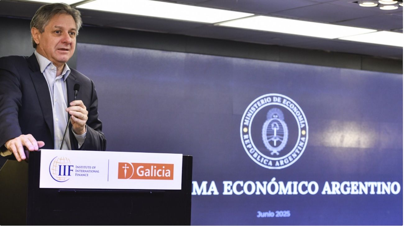 El viceministro de Economía criticó el "absurdo slogan del dólar planchado"