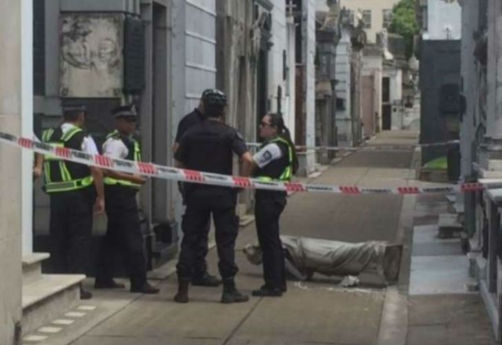 Cementerio Recoleta | Se sacó una selfie con una estatua y se le cayó encima