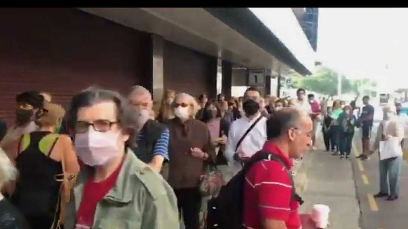 Encuesta: 57% cree que la gestión de la vacunación es mala o muy mala