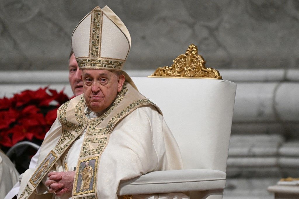 En su sexto día de internación, el Papa Francisco se levantó, desayunó "en el sillón" y se puso a trabajar