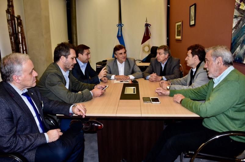 El poder político, envuelto en el juego sindical