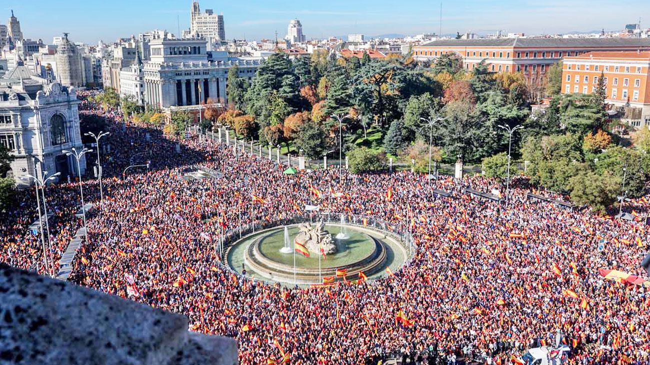 Multitudinaria marcha contra la amnistía en España