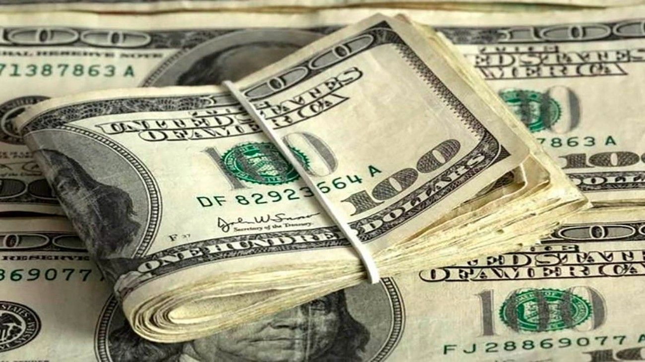 El dólar Blue cede un peso y termina la semana por debajo de su máximo de $ 210