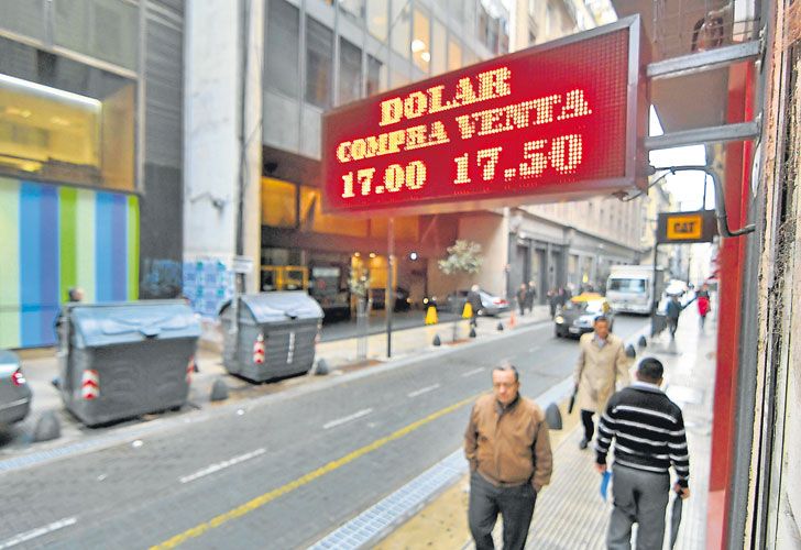 El dólar bajó a su menor nivel en tres meses