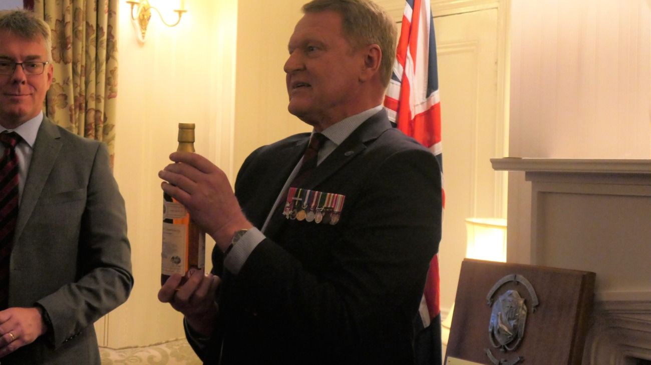 Malvinas: gobierno inglés subasta un exclusivo whisky para recordar a sus excombatientes