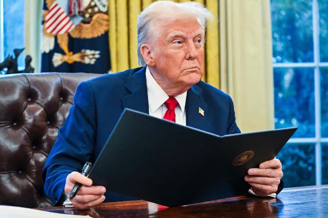 Jaqueado por la guerra y el petróleo, a Trump "solo le falta hincarse a rezar": leerá la Biblia desde el Salón Oval