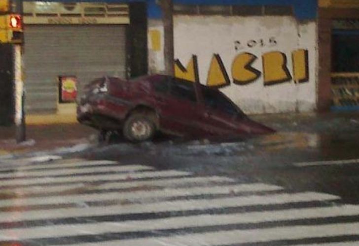 Un auto cayó en un cráter en pleno Boedo