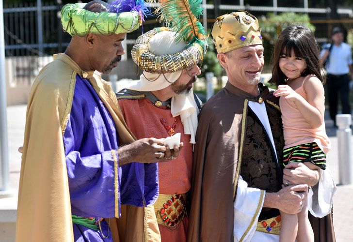 Los Reyes Magos recorrieron la Ciudad y repartieron regalos a los niños