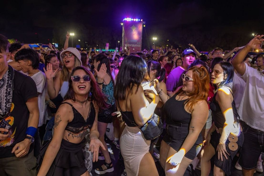Música para todos los gustos y al aire libre en la noche porteña