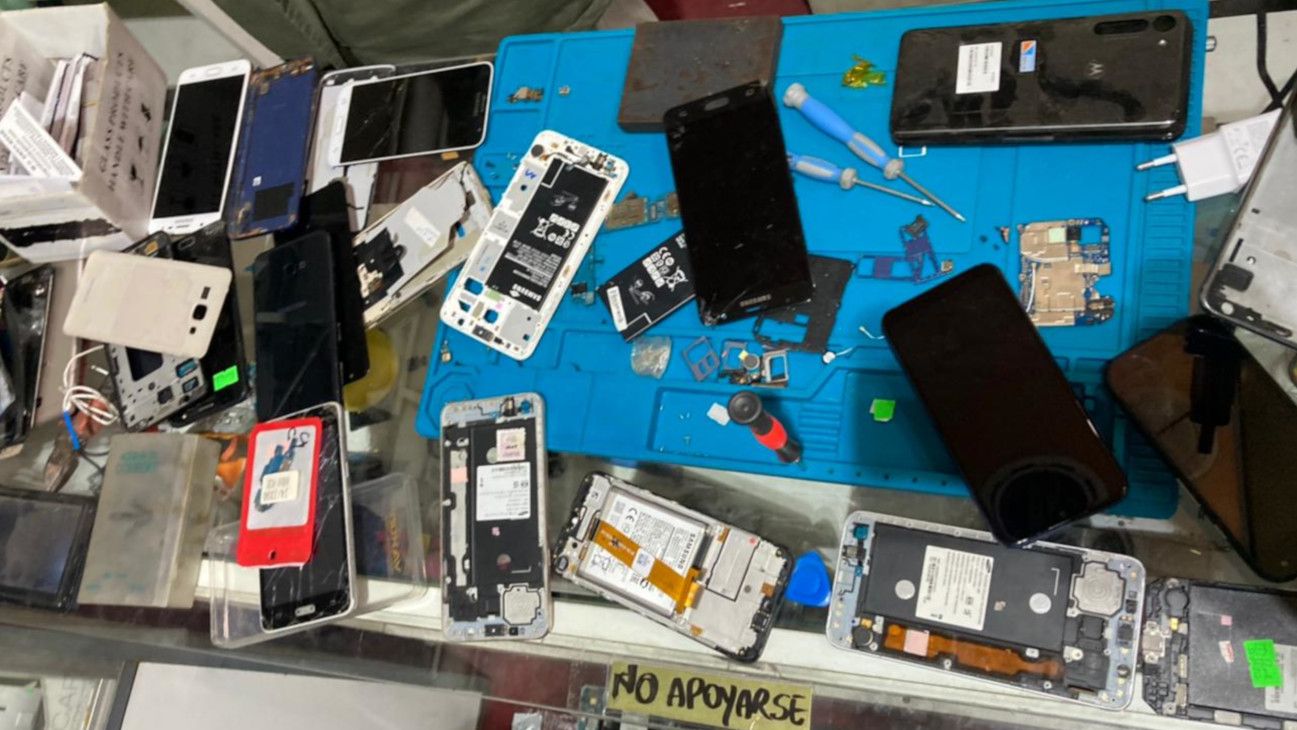 Desarmaderos de celulares, una actividad ilegal que crece de la mano de los robos