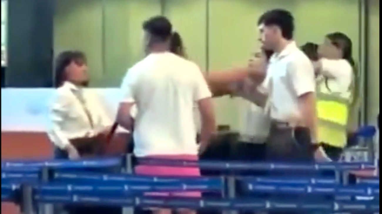 Pasajeros enfurecidos golpearon a una empleada de Flybondi: no podrán volver a volar en la aerolínea