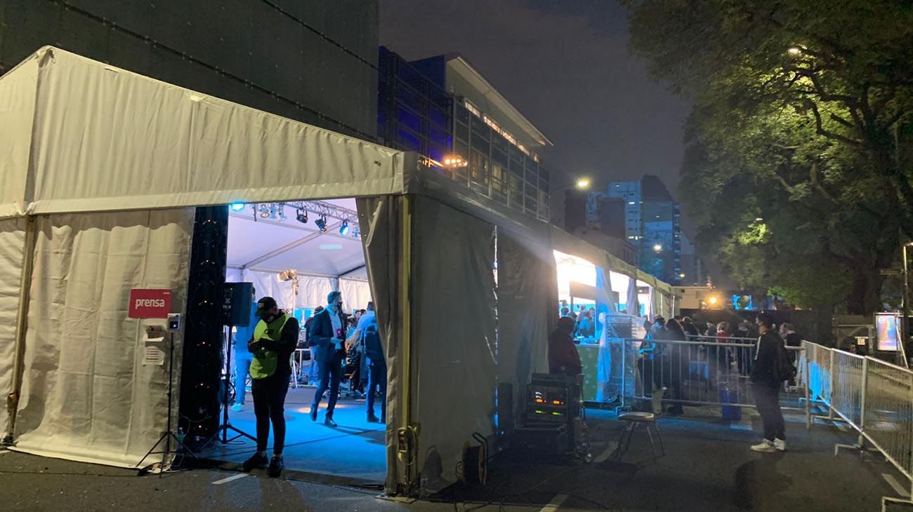 Optimismo en el búnker del Frente de Todos y escenario improvisado para la militancia