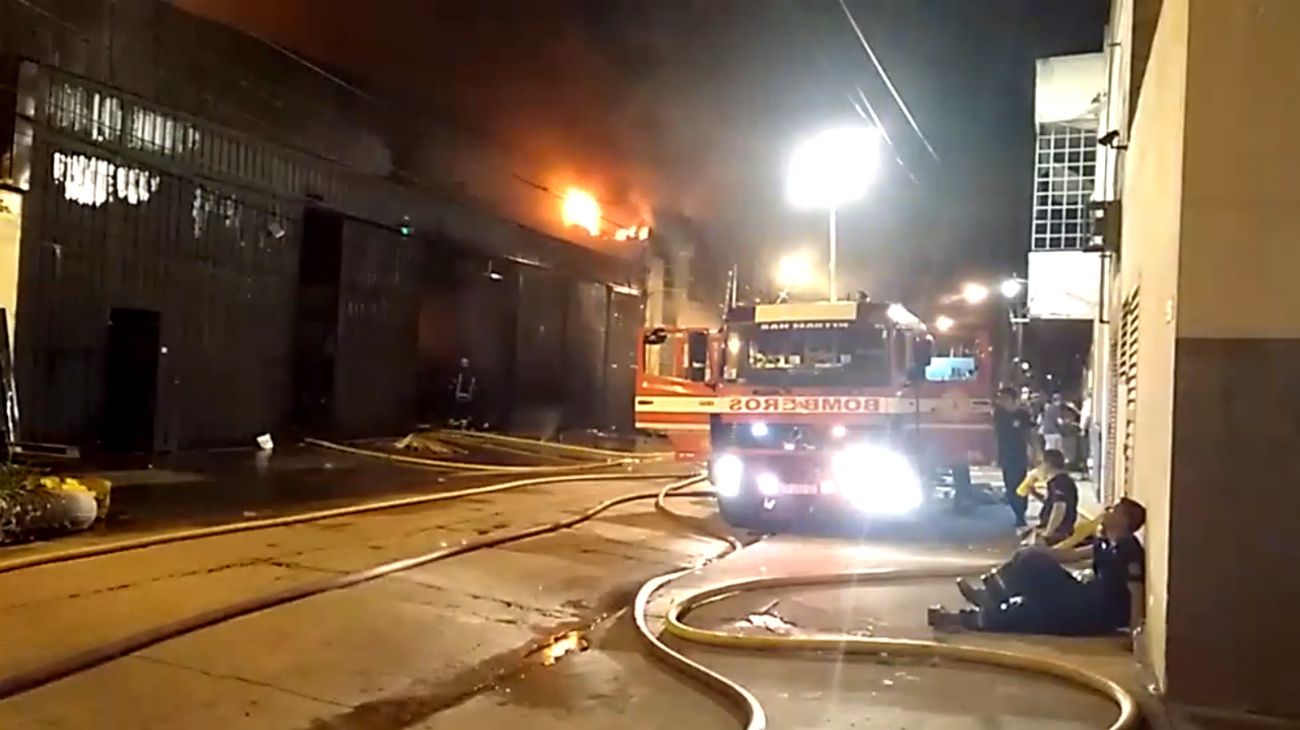 Bomberos intentan controlar un feroz incendio en un depósito de San Martín